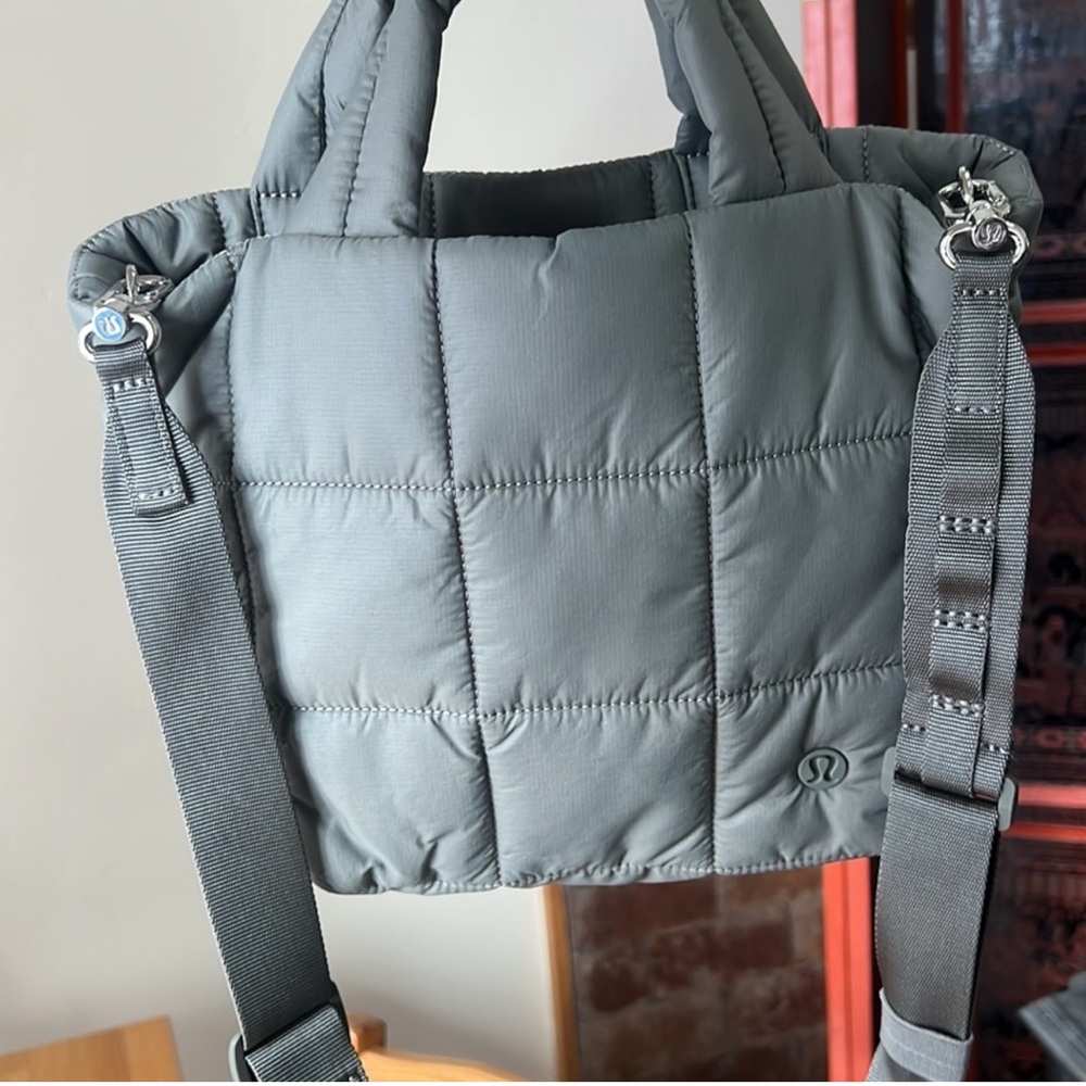 Lululemon ( RETIRED )Quilted Crossbody Bag, sage green - Picture 2 of 4
